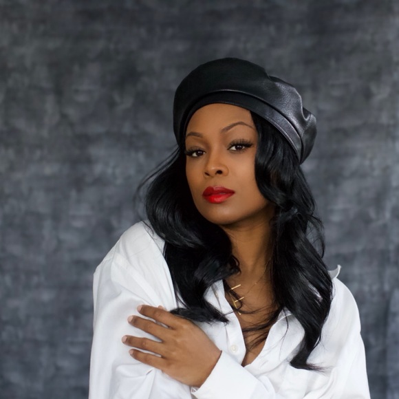 New Minimalist Vegan Leather beret painters hat with adjustable strap inside - Picture 9 of 9